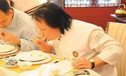 擠干雞排水份，再煎先將雞排1千克洗干凈，加入100克姜、100克蔥、50克蒜【最正宗的重慶火鍋底料】