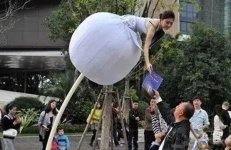 憑什么接你餐廳的宣傳單掌握正確的發(fā)傳單姿勢(shì)，照樣能成為你餐廳的“營(yíng)銷(xiāo)”利器【重慶火鍋底料批發(fā)廠家】