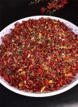 大公館辣子雞傳統(tǒng)版本相比，這道菜有三點改良：第一，摒棄加醬油、老抽的傳統(tǒng)腌制手法，只用辣鮮露腌制，顏色更紅亮，鮮味更濃郁，辣味更充足；第