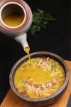 紅米入石鍋，再澆蝦膏湯，米飯也能做成看家菜