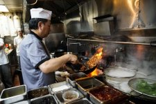 美國中餐業(yè)多元轉型，火鍋店、混餐館受青睞【重慶火鍋底料廠家公司】