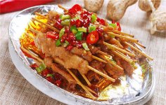 鐵板串燒兔肉的烹飪方法大多局限于紅燒，因?yàn)殡短夭缓萌コ?。鐵板串燒兔打破傳統(tǒng)燒法，結(jié)合傳統(tǒng)湘菜牙簽牛肉及鐵板菜肴的風(fēng)格，加入大量的秘制