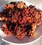 蔥燒巖菌巖菌干貨泡入清水中漲發(fā)24小時(shí)，改成厚1厘米的片；蔥白切成長(zhǎng)約4厘米的段【重慶火鍋底料廠有哪些】