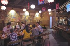 羊肉串8年不漲價的木屋燒烤能賺多少錢？【正宗重慶火鍋底料牌子】