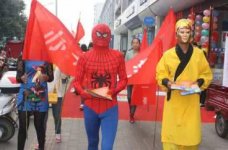 傳單、海報在實體店的運用中，是一種非常廉價但很實用的工具，幾乎能夠送達每一位潛在的顧客。它們拉近顧客與消費者之間的距離，甚至是一種直接變