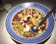 租金水漲船高，起早貪黑掙點(diǎn)錢都是給房東打工就這兩年，食材成本上漲了得有50%，賣一分賠一分才難找，吃住成本相比往年漲了一倍，員工都是我祖宗【
