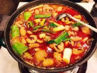 肥腸就是豬大腸，因?yàn)楦缓誓佊椭?，所以也叫肥腸。不過在粵港一般就叫豬大腸。而豬大腸頭，也就是靠近直腸的位置，更加肥厚，也更受食客歡迎【重