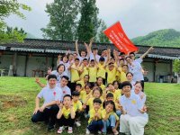 張桌子起家，一火就是32年    朱榮富是老頭兒油爆蝦的創(chuàng)始人，早年間他在杭州學(xué)習(xí)了六年的廚藝，有著扎實(shí)的杭幫菜功底。  到1988年，他在佑圣觀路3號的