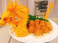 海底撈的傳統(tǒng)門店與智慧門店，一個(gè)無(wú)微不至，一個(gè)“無(wú)服務(wù)”，卻同樣收獲了顧客好評(píng)。這里面，其實(shí)反映出的正是餐飲服務(wù)的兩大走向【重慶火鍋底料