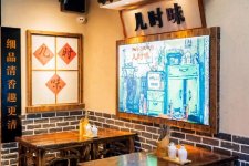 美團(tuán)報告顯示，2018年餐飲消費者中90后和95后占比51.4%，遠(yuǎn)高于兩者占總?cè)丝?7%的比例 。但90后、95后的消費理念卻存在巨大差異，他們熱衷于圈層文化，消