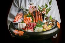 餐廳故意把菜價(jià)定的很貴，顧客卻都愛來！那賣貴不好嗎？  如此說來，在不同的餐廳，顧客對(duì)同一道菜價(jià)格的可接受范圍似乎更寬一些，貴點(diǎn)便宜點(diǎn)都差