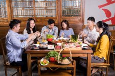 常見的火鍋店才開始在成都出現(xiàn)。火鍋底料哪個牌子正宗熱盆景就在此時誕生，開在成都新南門橋頭，名字起的雅俗共賞，地盤也扯得開，店內(nèi)店外擺了一