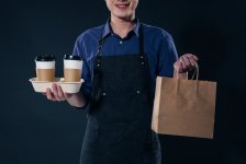 靜待整個(gè)奶茶行業(yè)的，是一場(chǎng)全面升級(jí)。而“人”是一個(gè)重要的著陸點(diǎn)。